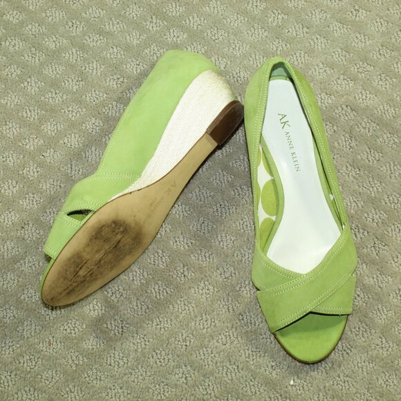 AK Anne Klein Dugan Women's Size 7.5M Green Nubuck Leather Peep Toe Wedge Heels - Picture 1 of 7